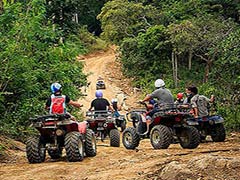 サムイ島ATV（四輪バギー）を体験！どんな道でも走れると言われるATVに乗って、急な坂道、泥道、小川などを走行するスリル満点のアクティビティ。